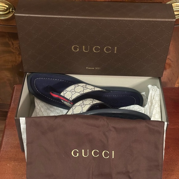 Gucci GG Supreme Men’s Flip Flop Thong Sandals - Picture 6 of 13